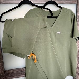 Figs Uniform Bundle Catarina XL and Yola L